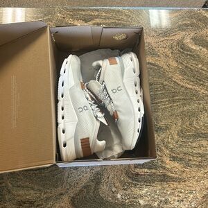 Men’s 7/Womens 9 On Cloud Running Cloudnova Shoes